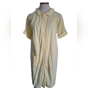 VTG ARISTOCRAFT short yellow snap front lounger robe nylon moo moo gown M